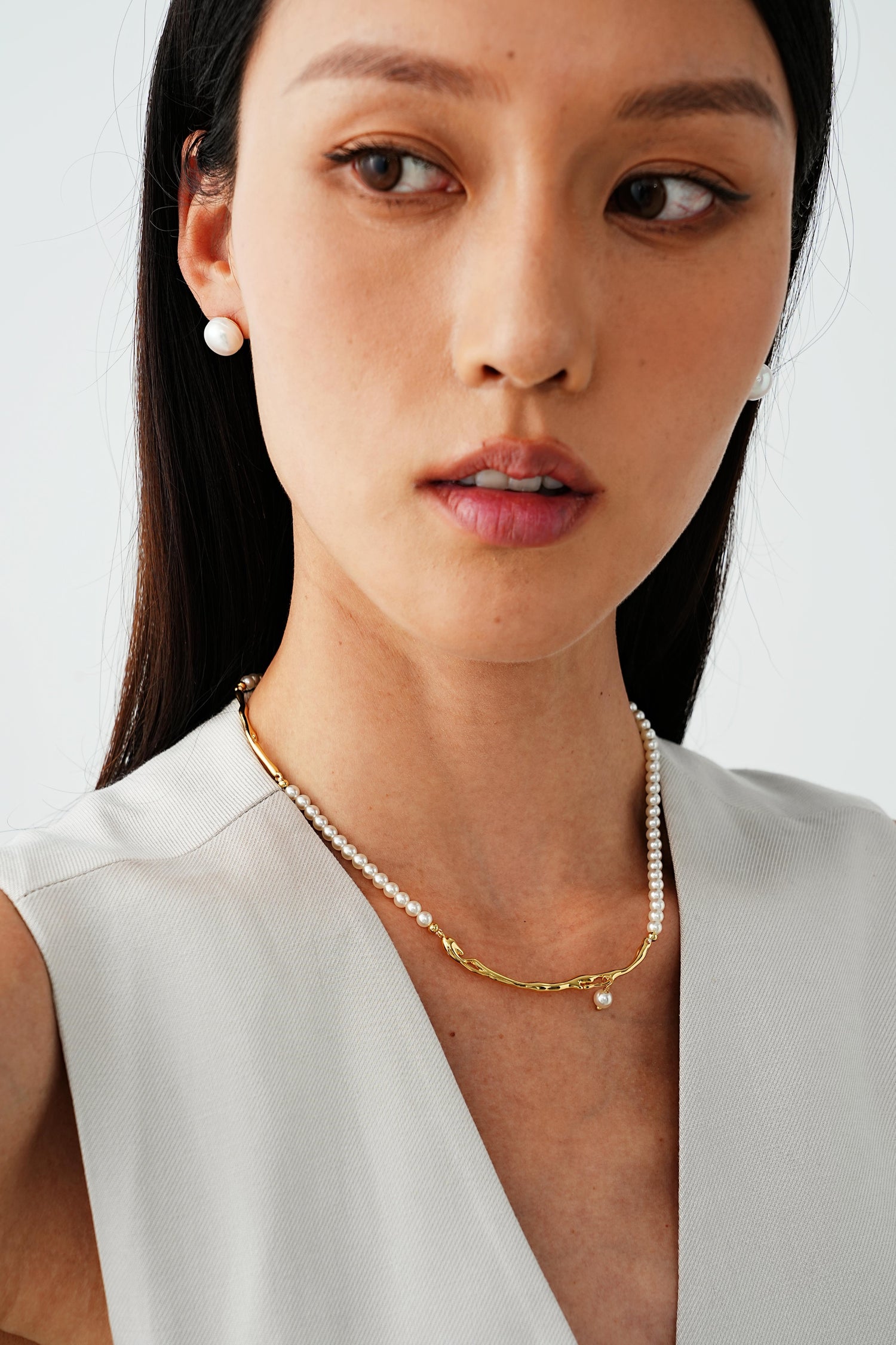 Jolie  Pearl and Gold Beaded Necklace