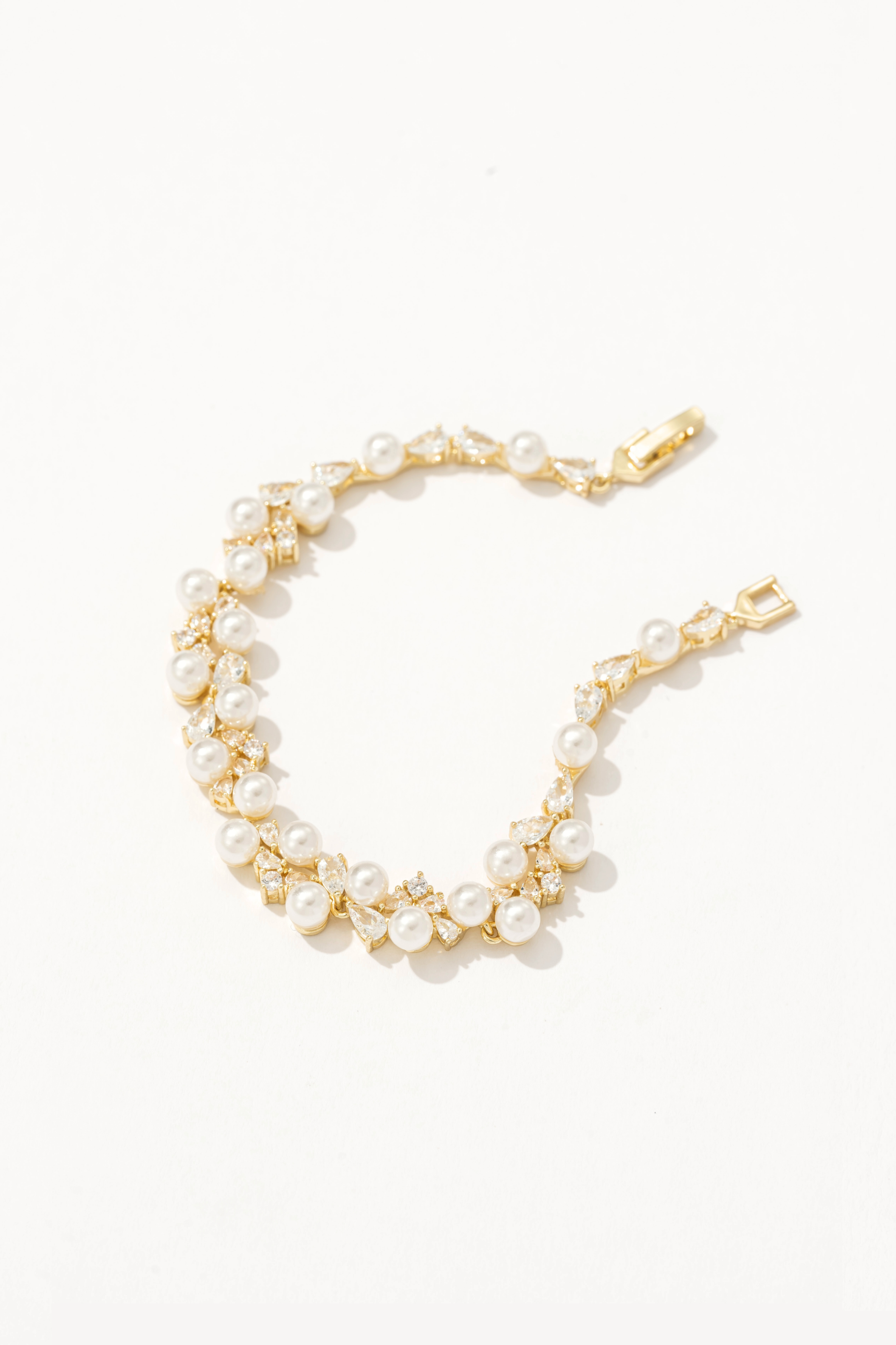 Glistening Pearl Bracelet Gold