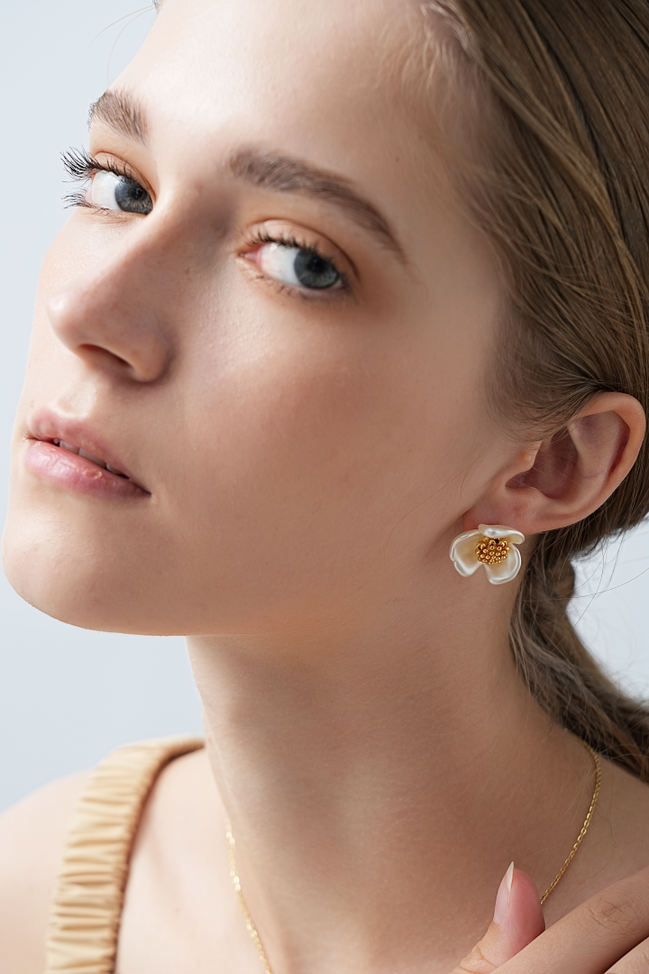 Leona Floral Pearl Stud Earrings