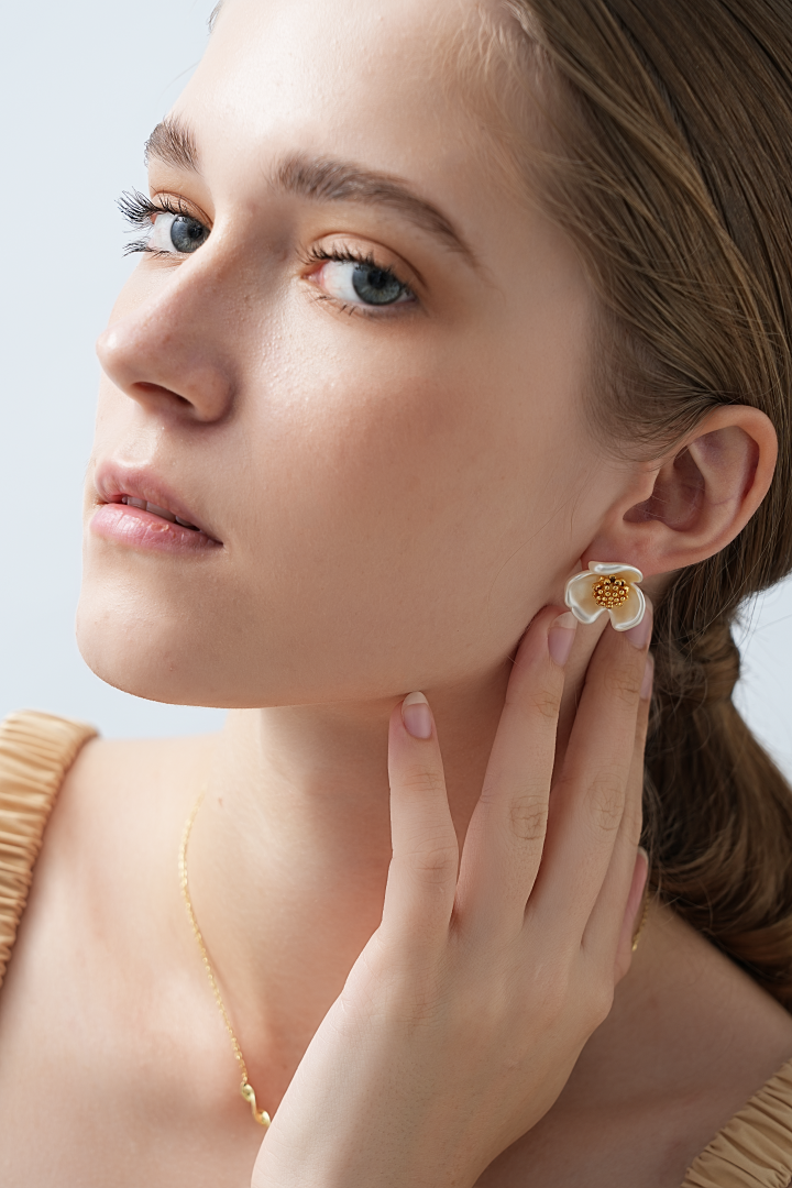 Leona Floral Pearl Stud Earrings